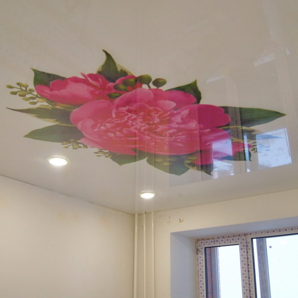 Натяжные потолки с розами