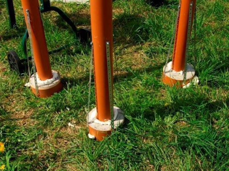 Фундамент столбчатый из пластиковых труб | фундамент из пвх труб наружной канализации (оранжевые))