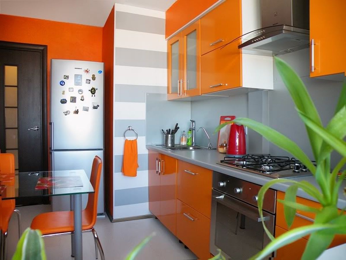 обои к оранжевой мебели на кухне