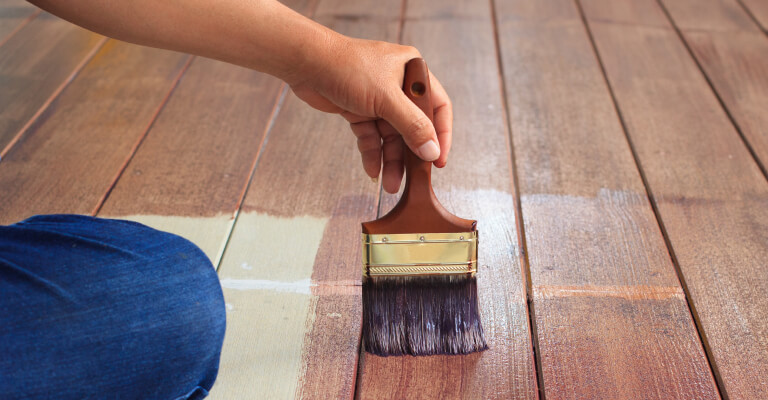 Чем покрасить деревянный пол в доме: советы профессионала