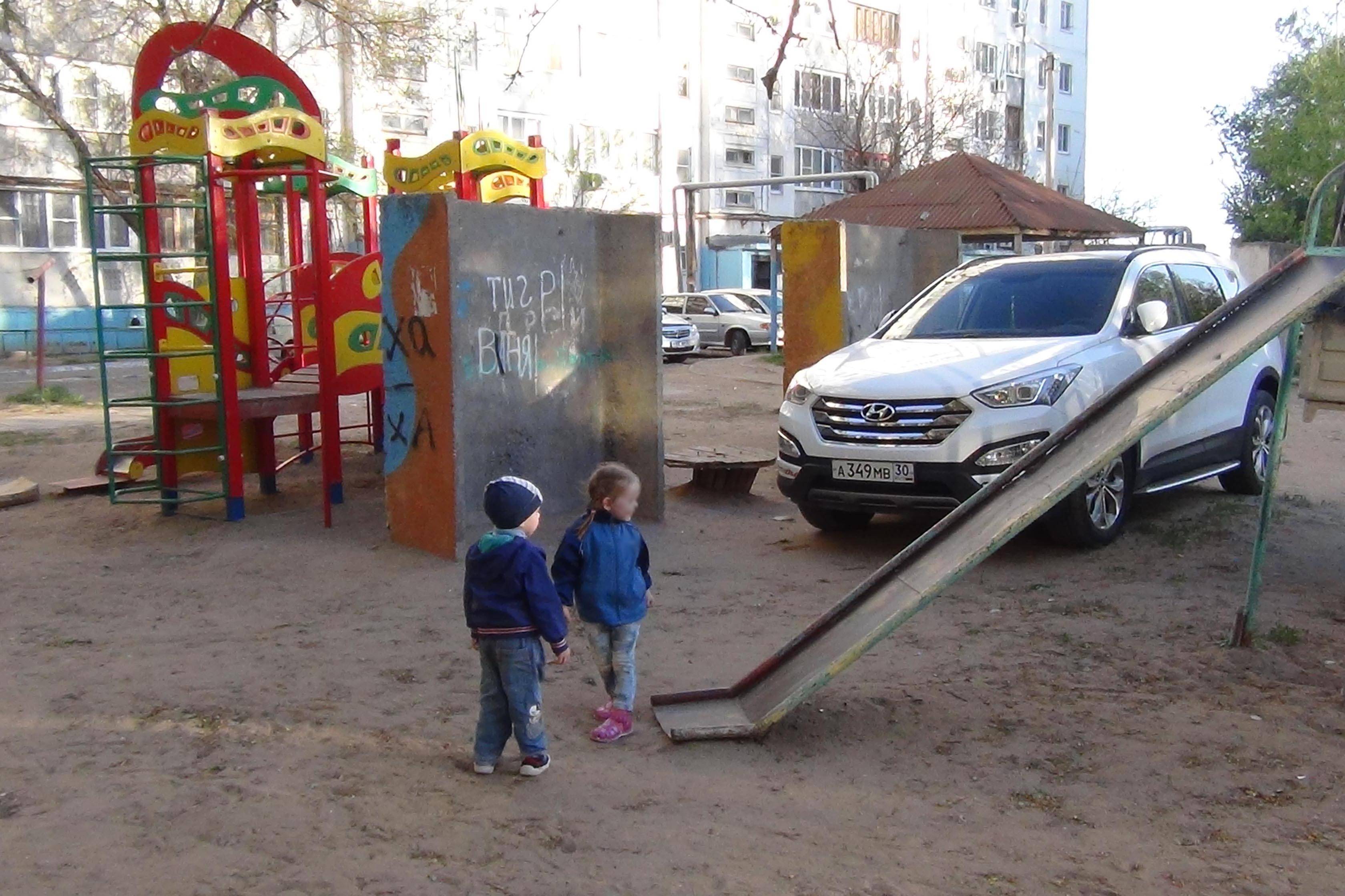 Парковка на детской площадке