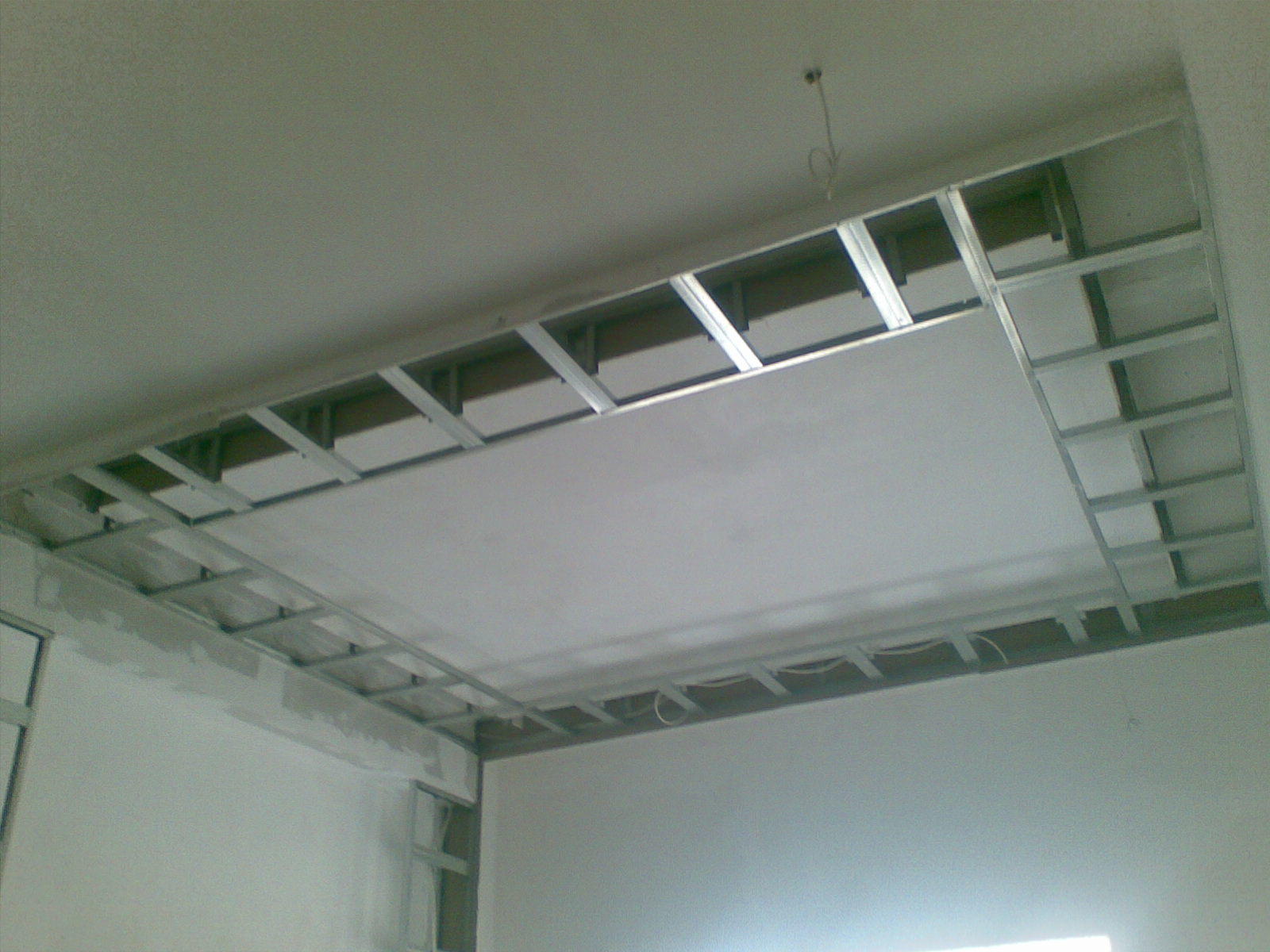 короб из гипсокартона на потолке с натяжным потолком