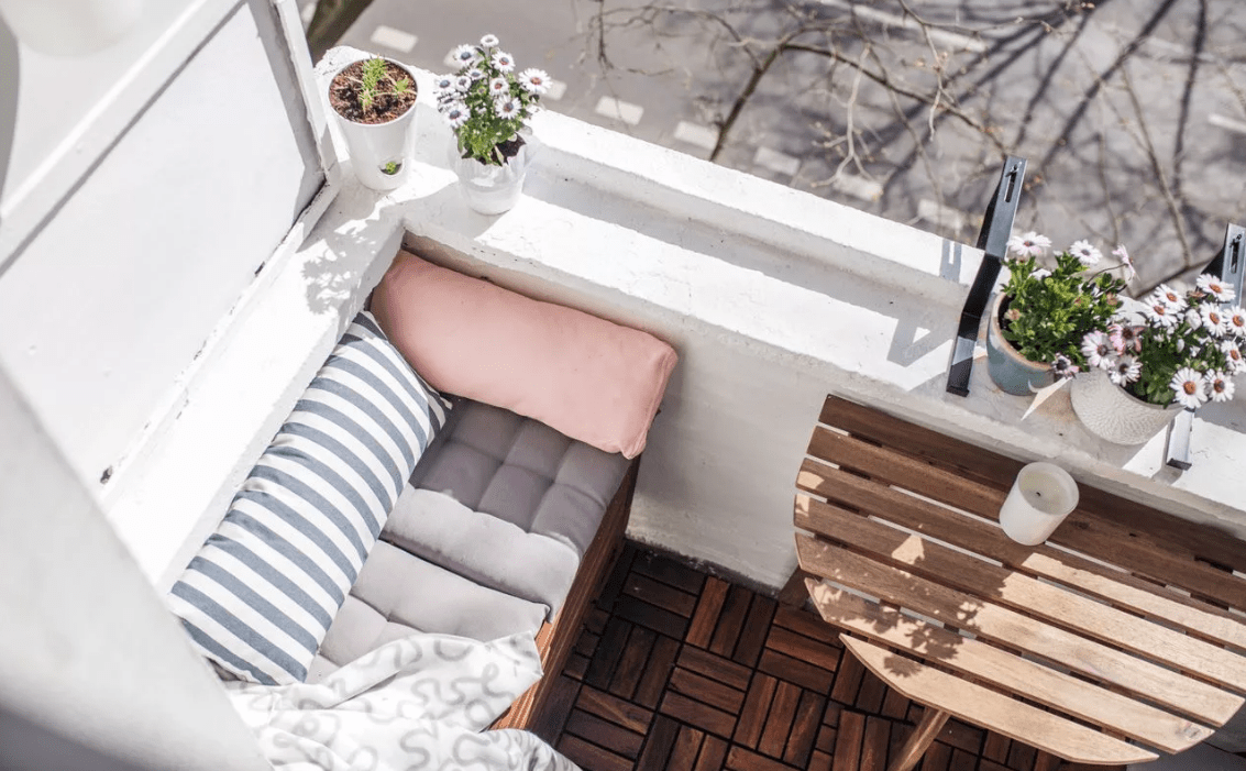 7 популярных моделей диванов, которые можно поставить на балкон