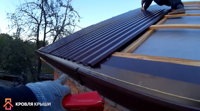 Крыша из профлиста своими руками: пошаговая инструкция + видео