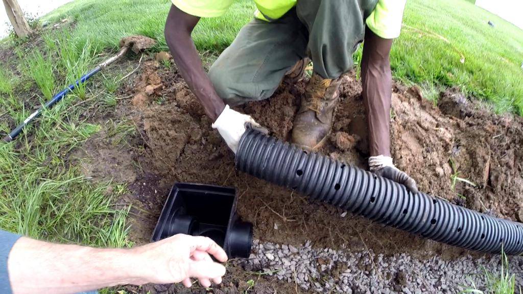 На какую глубину правильно закапывать канализационную трубу?