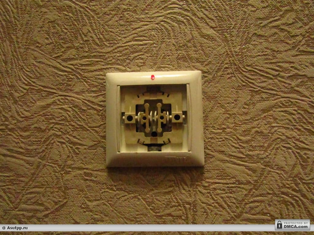 Как снять выключатель со стены перед поклейкой обоев