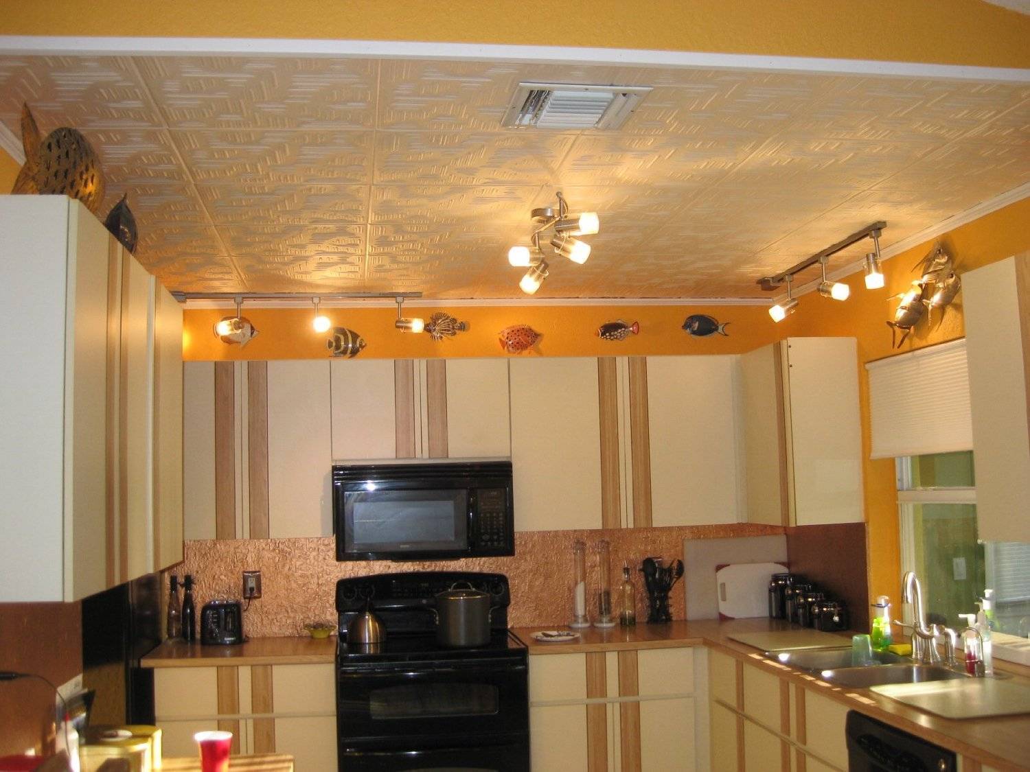 Потолки на кухне: разные способы отделки (фото)