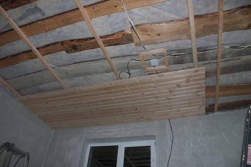 Потолок в деревянном доме: основные варианты отделки, способы крепления.