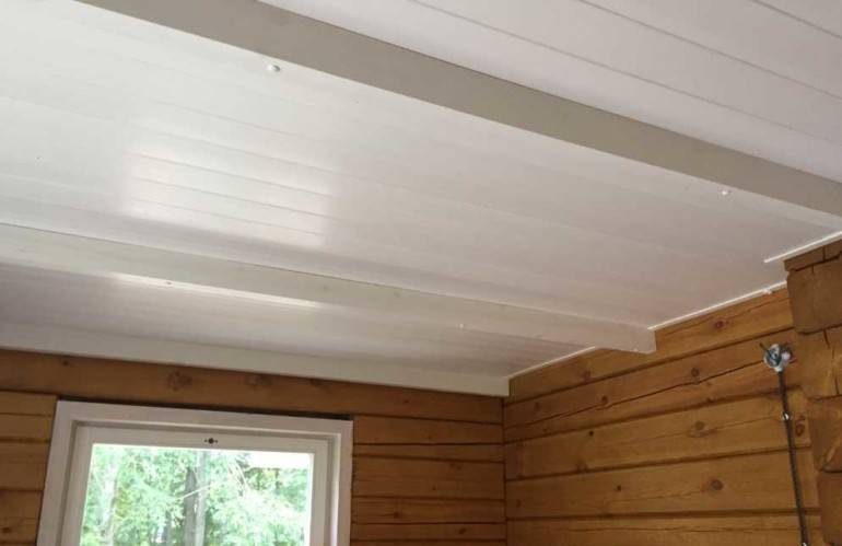Чем обшить потолок в деревянном доме внутри: варианты, монтаж