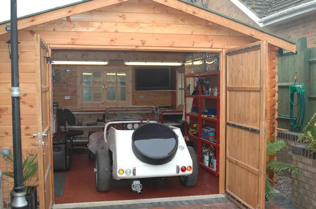 Как построить гараж из дерева, профнастила, шлакоблока — недорого и быстро