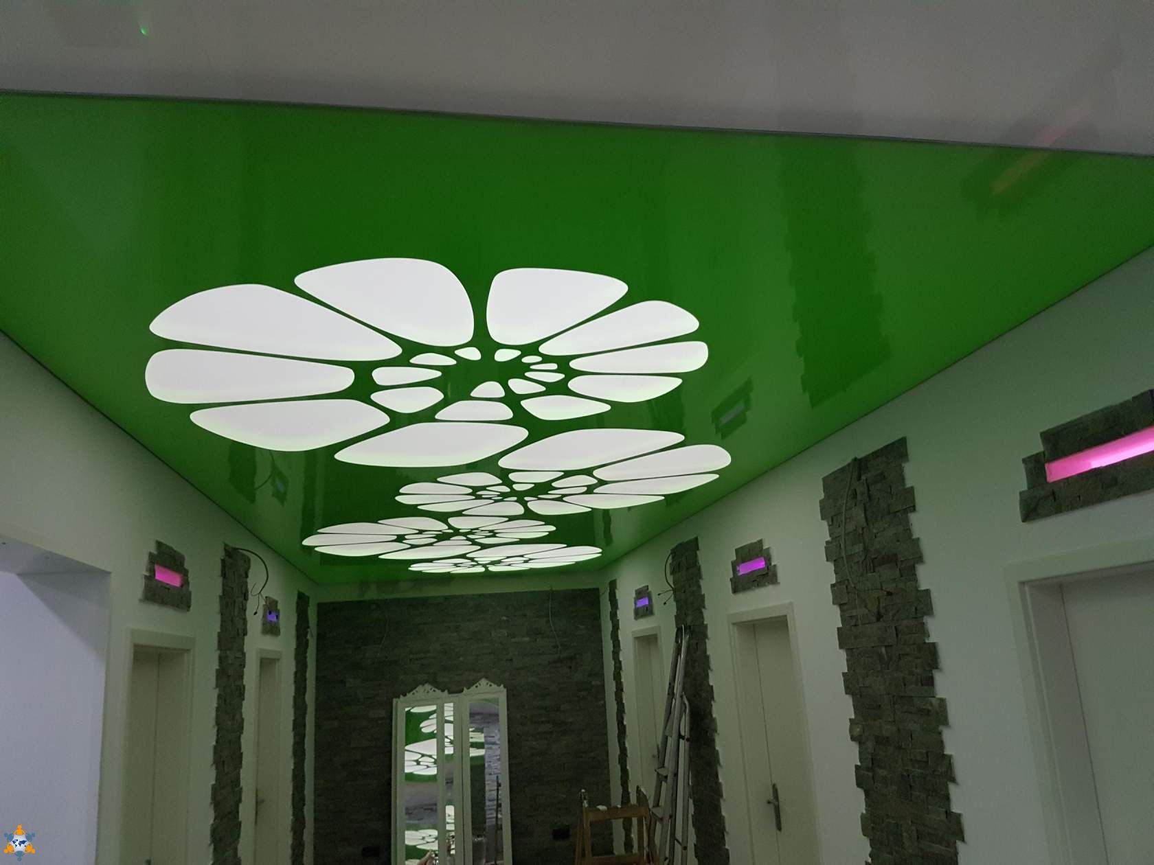 Зеленые натяжные потолки — создание благотворной атмосферы в доме