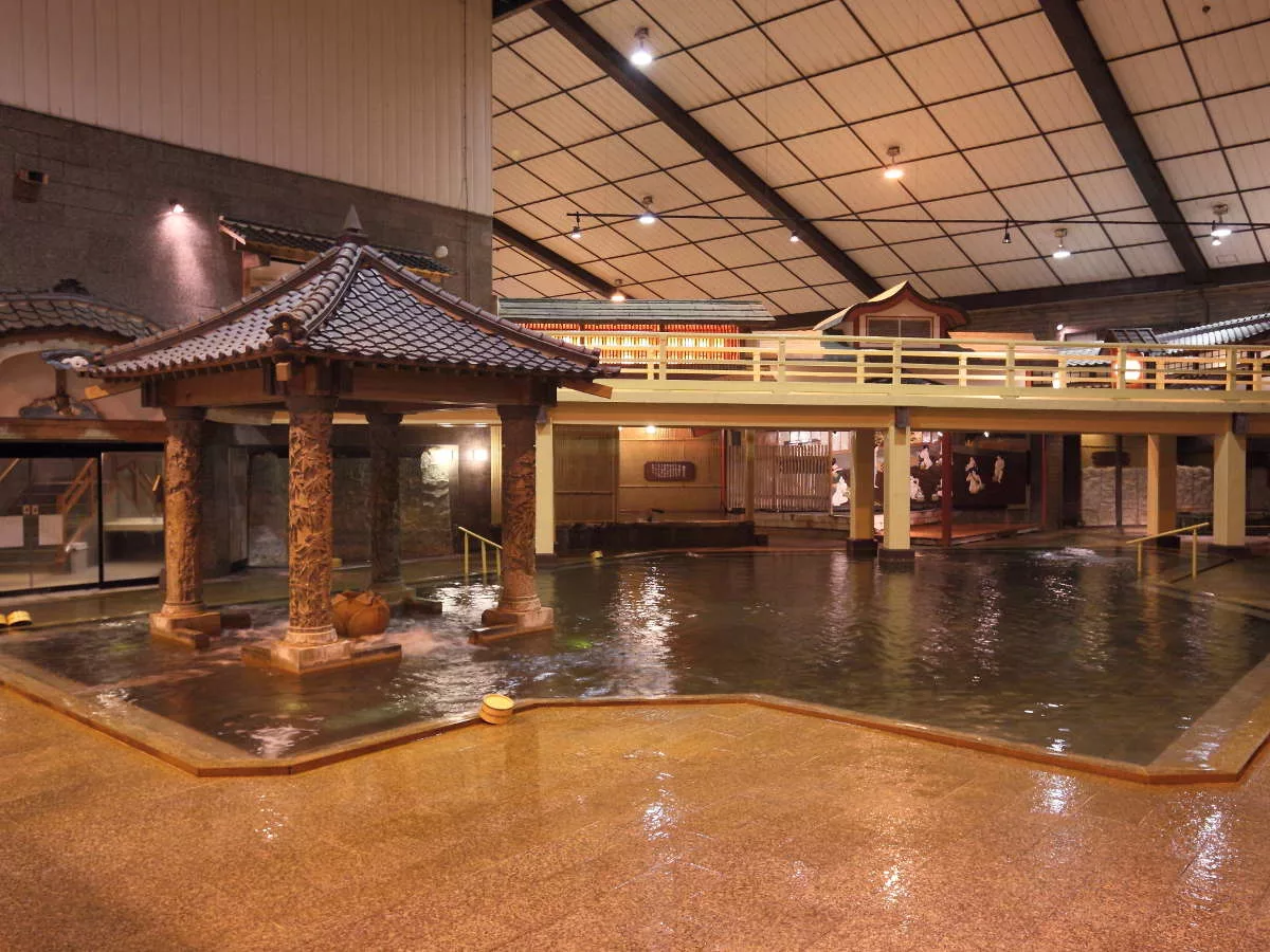 Японская общая купальня. Японская баня сэнто. Сэнто баня в Японии. Японские смешанные бани сэнто. Японская общественная баня Сенто.