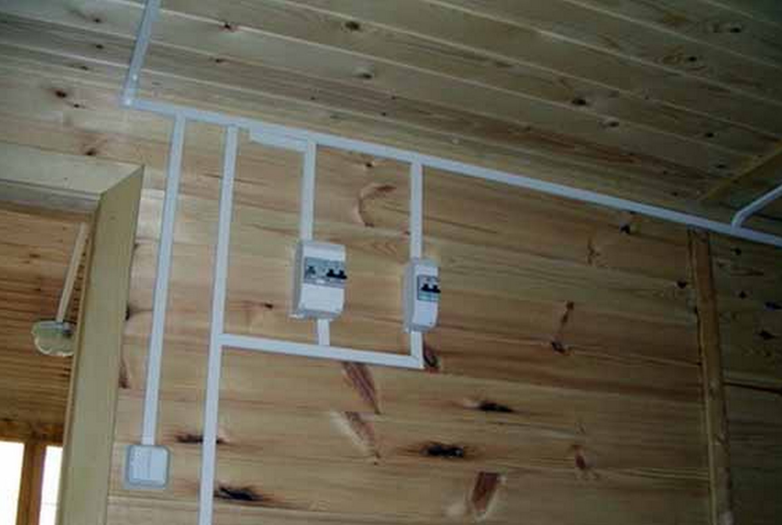 монтаж кабель канала в деревянном доме