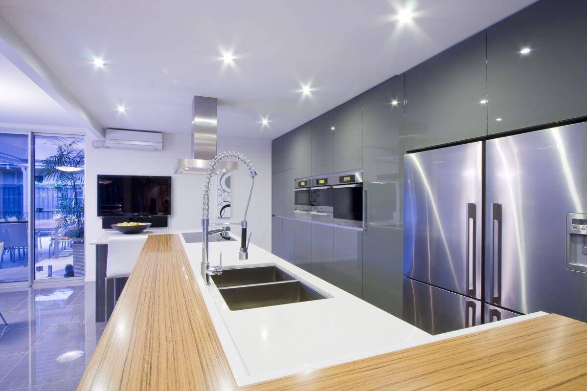 Приоритетные пункты при выборе светильников для кухни: небольшие плафоны, угловые гибкие системы, встроенные потолочные или бра для стен