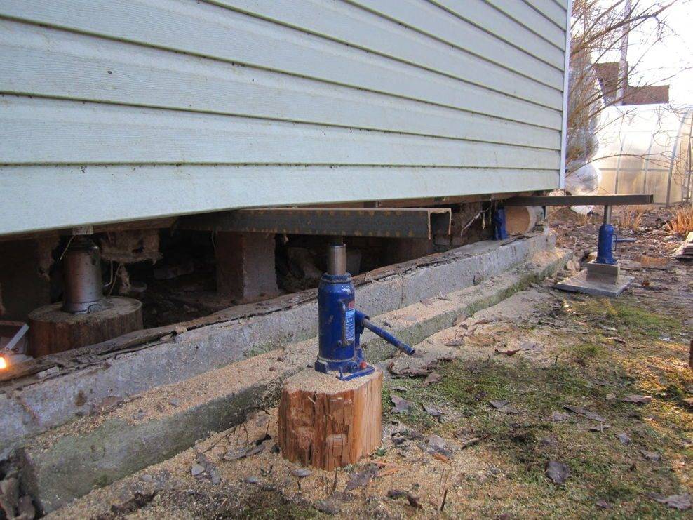 Как поднять деревянный дом для заливки фундамента своими руками