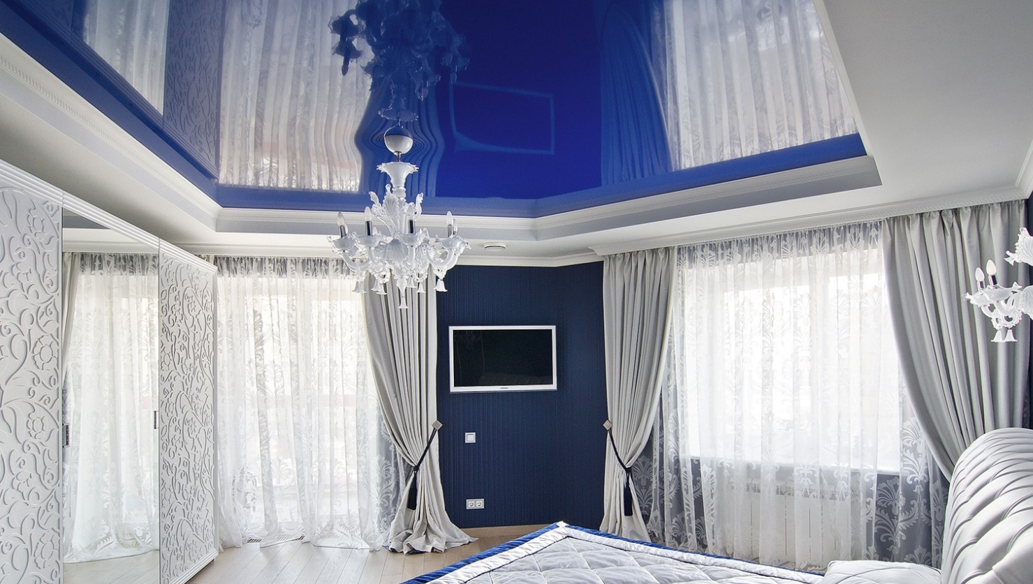 Сочетание голубого цвета с другими цветами в интерьере гостиной комнаты
 - 30 фото