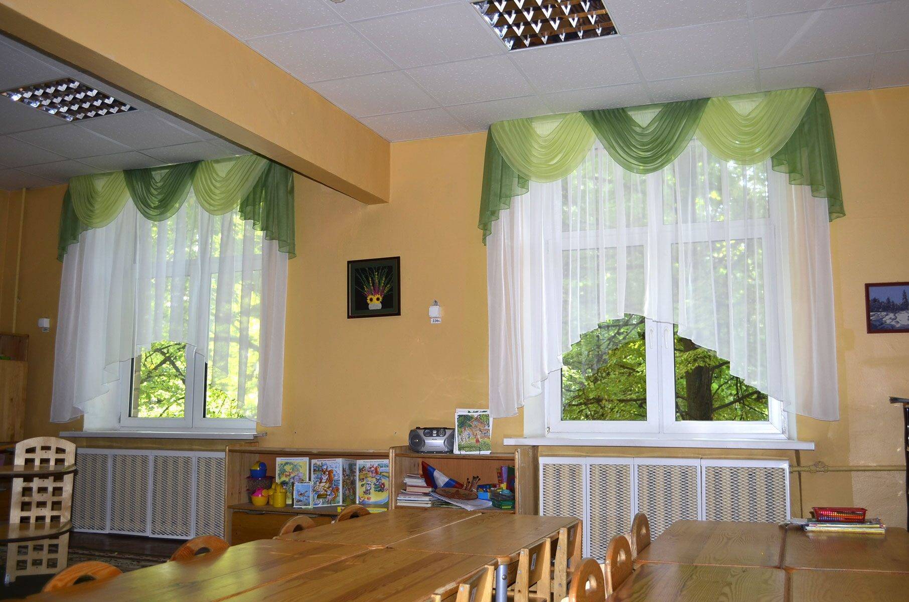 Украшение школы к новому году 2019: идеи для актового зала, фойе, кабинетов и другие на фото
