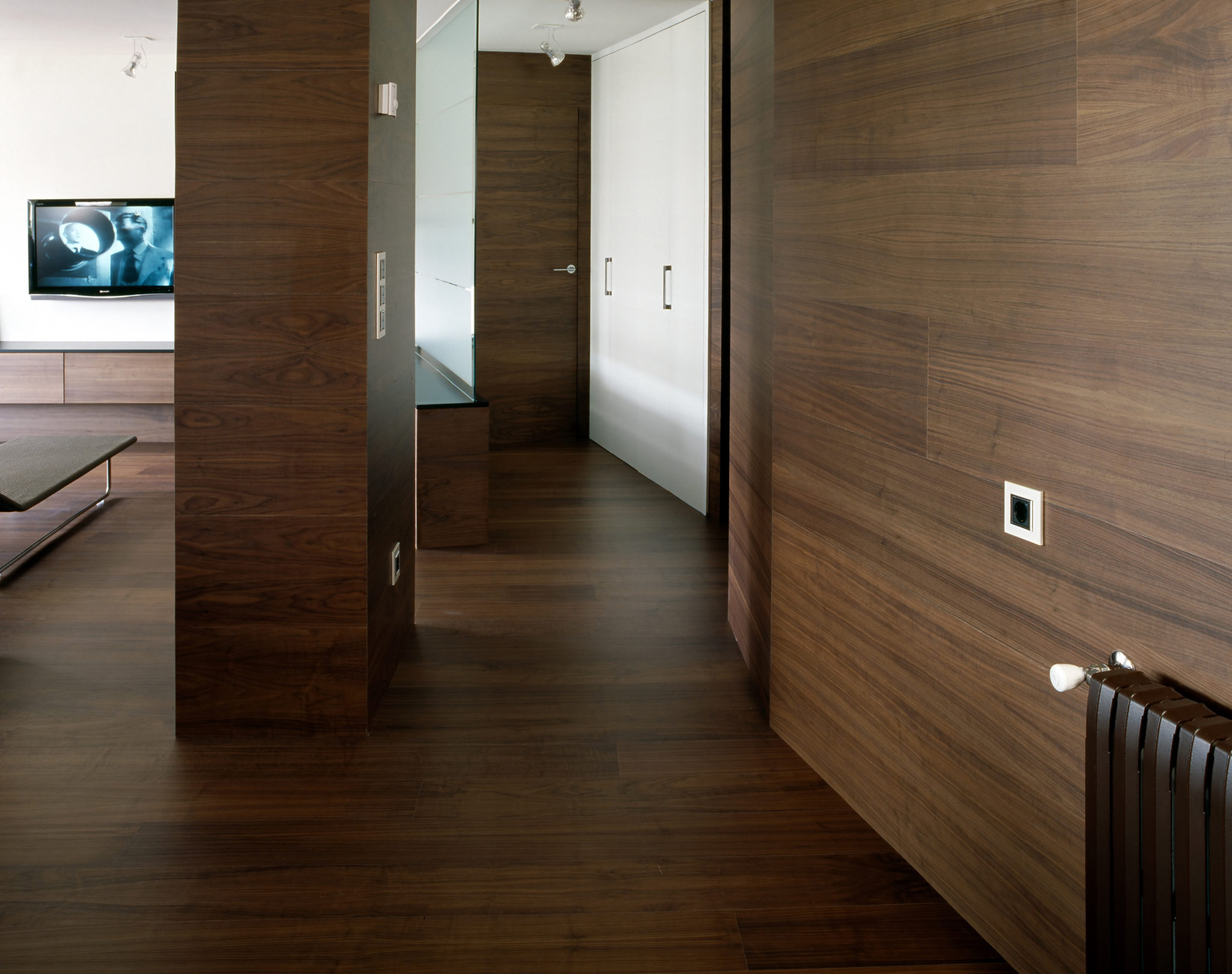 Стены в квартире: чем отделывать коридор и другие помещения кроме обоев?