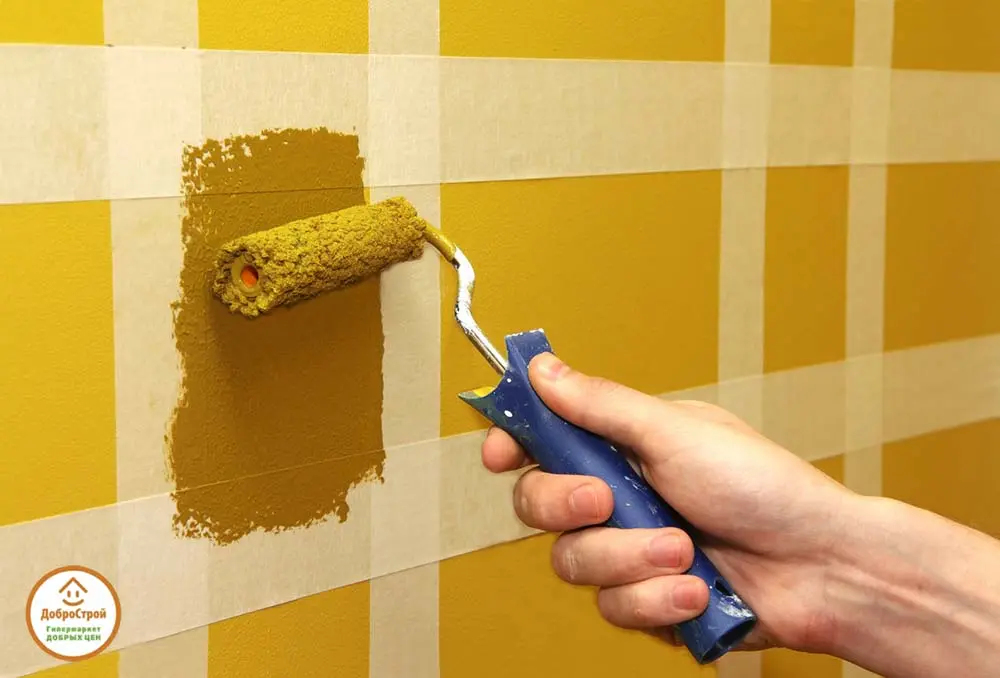 Как поклеить обои на крашеные стены и можно ли это делать на водоэмульсионную и масляную краску?
