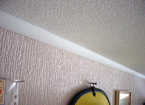 Виниловые обои на потолок: выбор, поклейка и покраска