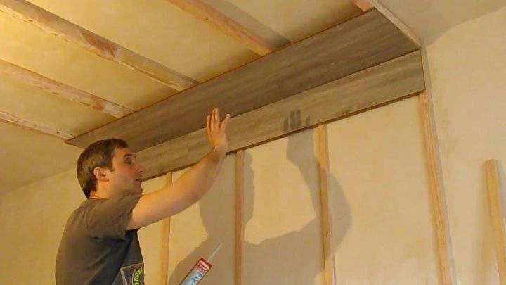 Отделка потолка ламинатом. как крепить ламинат на потолок