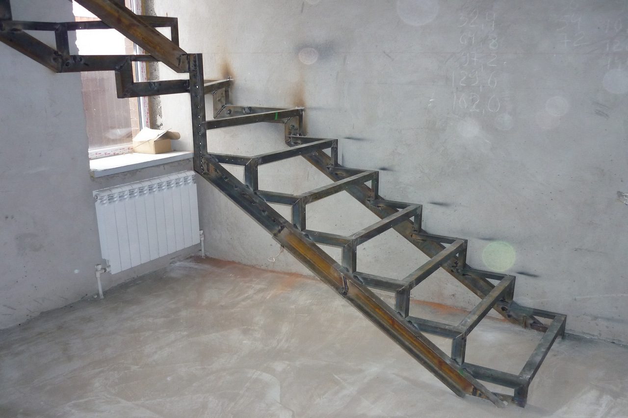 Как соорудить металлическую лестницу на второй этаж своими руками в частном доме: инструкция +фото и видео