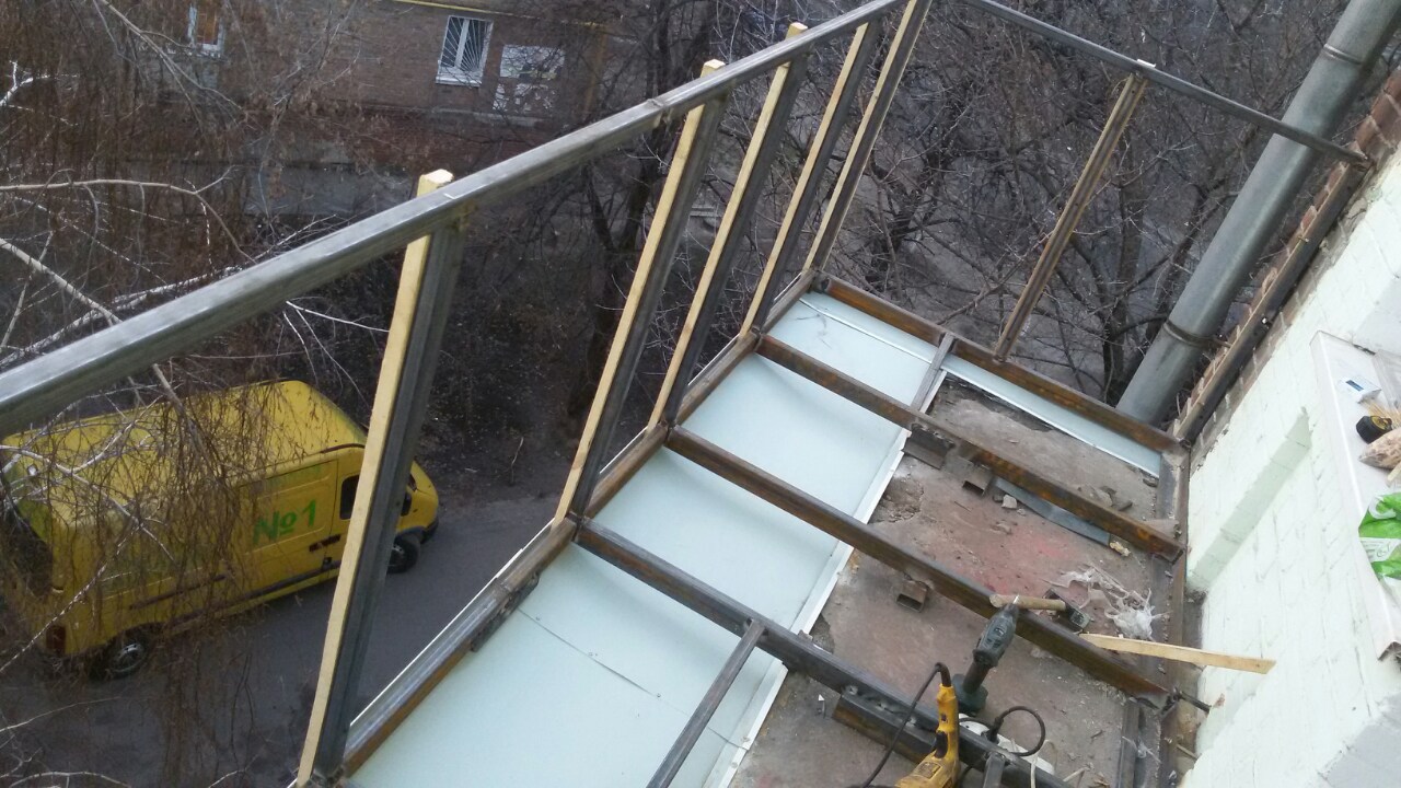 Балкон с выносом в хрущевке: как сделать застекление своими руками