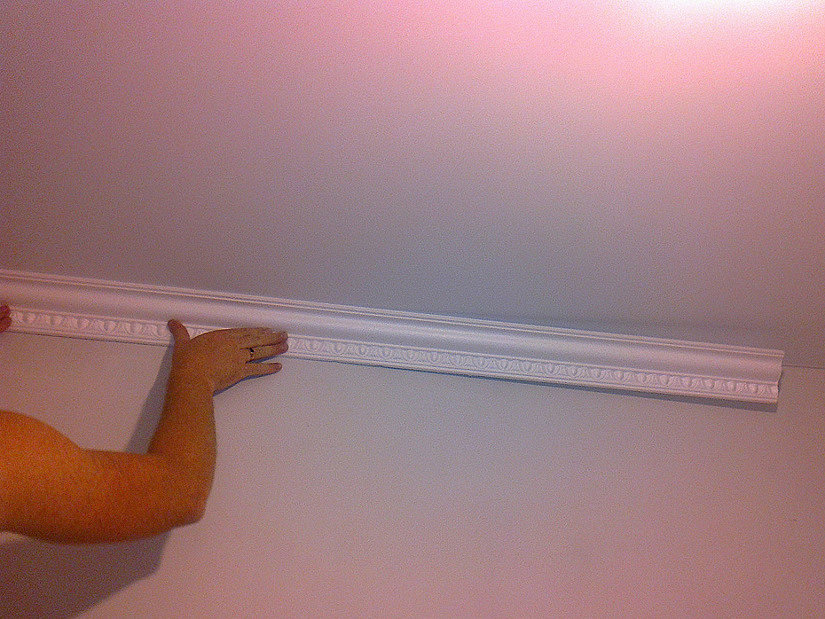 Плинтус потолочный для натяжного потолка: выбор, покраска, установка