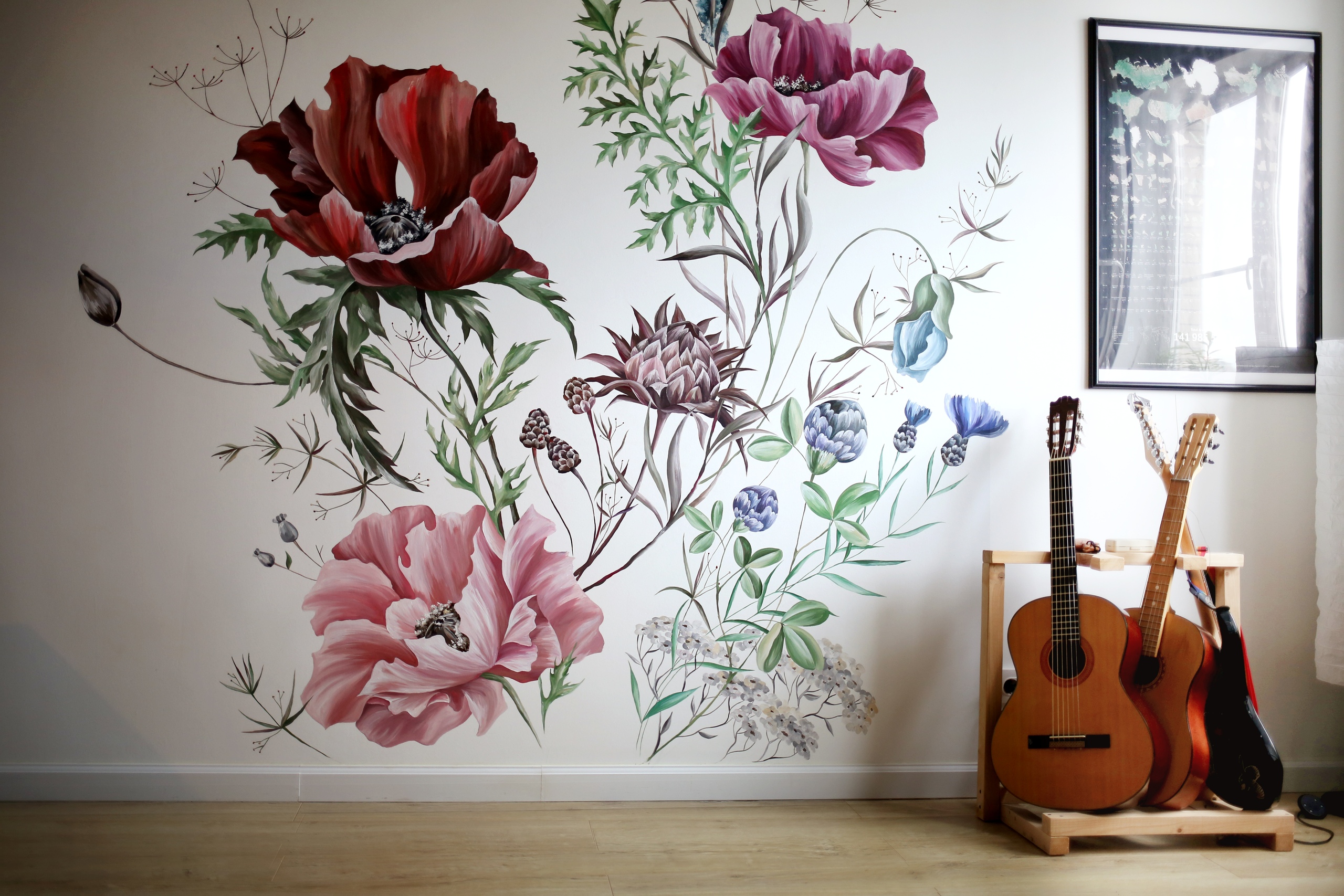 Краски и инструменты — роспись стен в квартире