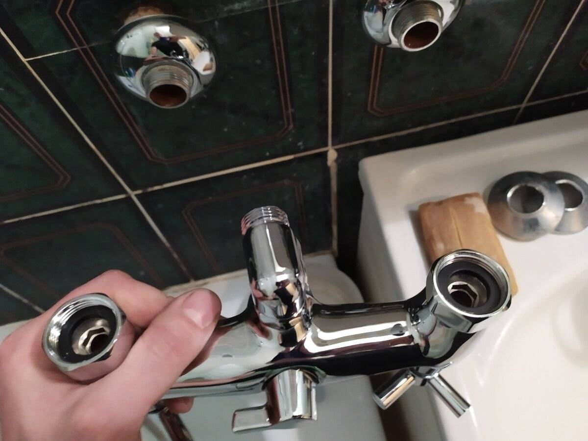 Как установить смеситель на кухне своими руками: инструкция и советы